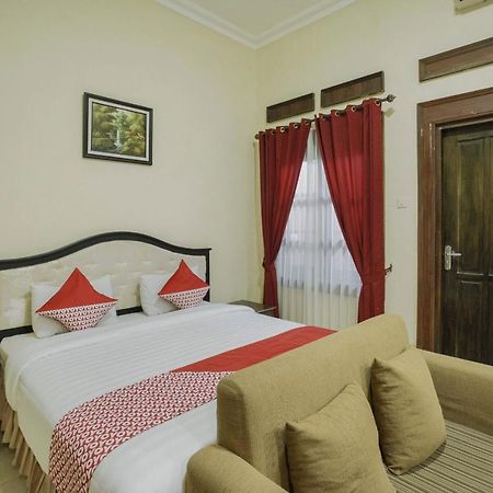 Oyo 804 Ndalem Maharani Guest House Yogyakarta Dış mekan fotoğraf